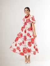 Vestido midi de algodón blanco con estampado de flores rojas, escote cuadrado, mangas cortas abullonadas y cuerpo con nido de abejas elastizado.
