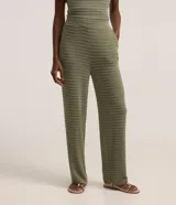 Pantalón recto color verde oliva, confeccionado en malla texturizada con cintura elástica y bolsillos laterales.