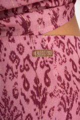 Short pollera color rosa con estampado abstracto en tonos borgoña y lazo lateral.