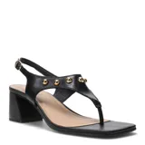Sandalias de taco medio Bottero, color negro, de diseño tipo thong con tira separadora de dedos y apliques de tachas doradas. Cuentan con tira ajustable al talón con hebilla y taco ancho cuadrado.
