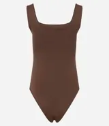 Body sin mangas de poliamida con escote cuadrado y breteles anchos. Presenta un diseño ajustado al cuerpo con cierre inferior mediante botones de presión y forro interno.