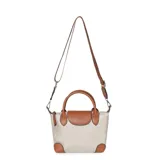 Cartera tipo bandolera de Las Oreiro, confeccionada en poliéster color beige con detalles en cuero sintético color suela. Cuenta con doble asa superior, correa larga ajustable y extraíble, cierre principal y solapa decorativa con logo grabado.