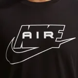 Remera Nike de manga corta y cuello redondo, color negro con estampado gráfico frontal en blanco que combina el logo Swoosh con la palabra AIR.