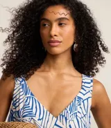 Blusa sin mangas con escote en V y estampado de hojas en tonos azul y blanco.