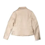 Campera color taupe de cuero sintético con cierre frontal, cuatro bolsillos externos con herrajes plateados y ajuste regular.