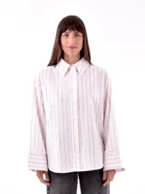 Camisa blanca a rayas verticales color ladrillo, de corte recto y mangas largas con puños abotonados.