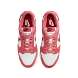 Championes Nike Dunk Low, modelo especial Valentine's Day, con base de cuero blanco y revestimientos de gamuza en tonos rosados. Presenta un swoosh lateral en color bordó y cordones de satén a tono.