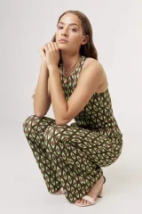 Blusa sin mangas con cuello redondo y estampado geométrico en tonos marrón, verde lima y blanco.