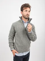 Sweater de lana con cierre frontal parcial y cuello alto, de diseño clásico y tejido de punto en color gris.