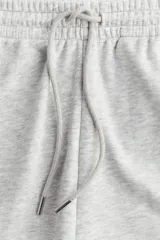 Short en felpa liviana de mezcla de algodón, color gris melange, con elástico revestido en la cintura, cordón de ajuste y bolsillos en las costuras laterales.