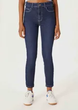 Pantalón de jean ajustado (skinny) de tiro medio, color azul claro con efecto lavado.