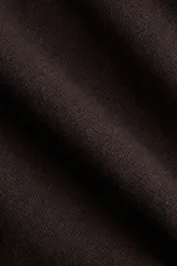 Jogger de felpa color marrón oscuro, con cintura elástica y cordón ajustable. Diseño de corte holgado con bolsillos laterales discretos y piernas amplias.