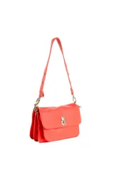 Cartera tipo bandolera de diseño tipo acordeón, color coral, con solapa frontal y cierre metálico decorativo. Cuenta con correa ajustable y herrajes metálicos.