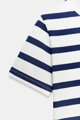 Camiseta cropped color amarillo, de corte slim fit, cuello redondo y manga corta.