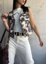 Chaleco con estampado de vaca, cuello en V y botones metálicos.