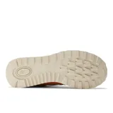 Championes urbanos New Balance modelo 574 U574LGDO, color naranja con detalles en blanco y beige. Confeccionados en ante y malla, cuentan con el logo "N" en los laterales, entresuela ENCAP y suela de caucho.