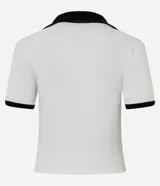 Top corto de tejido piqué, color blanco, con cuello polo y escote en V ribeteado en negro. Presenta mangas cortas con ribete negro y parches bordados de Hello Kitty en el pecho.