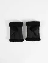Mitones de diseño sin dedos, confeccionados en material con efecto gamuza color marrón y bordes de piel sintética en tono crema.
