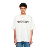 Remera de algodón de corte ultra oversize en color blanco, con cuello redondo y estampado gráfico frontal con el logo de la marca en color negro.