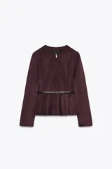 Chaqueta color bordó con efecto ante, cuello redondo, manga larga y bajo evasé tipo peplum. Cuenta con cierre frontal de cremallera y un cinturón fino con hebilla metálica.