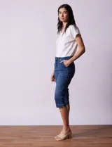 Pantalón capri de denim elastizado, color celeste.