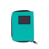 Billetera verde con cierre de cremallera y logo de la marca en etiqueta de cuero sintético negra.