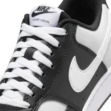 Championes Nike Court Vision Lo NN de diseño urbano, con combinación de colores blanco y negro, confeccionados en cuero sintético con perforaciones en la puntera y suela de goma.