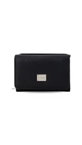 Billetera corta de cuero sintético color negro, con cierre a presión y placa metálica decorativa. Cuenta con múltiples compartimentos internos para tarjetas, visor y billetes, además de un compartimento posterior con cierre.