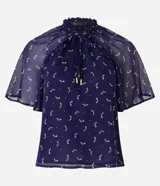 Blusa azul marino de chiffon con cuello con lazo con adorno metalizado en el cordón, mangas cortas y estampa de ardillas.