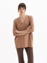 Remera de punto liso y elastizado color marrón tostado, con fit amplio, escote en V y mangas tres cuartos con costuras caídas.