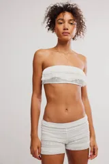 Top bandeau blanco de tejido texturado en mezcla de algodón y nylon, con escote recto, encaje floral translúcido y diseño sin aros.