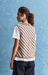 Chaleco tejido de punto con diseño de rayas diagonales en color marrón y beige, cuello polo y escote en V profundo.