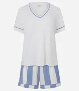 Conjunto de pijama femenino compuesto por una blusa de manga corta con cuello V y un short. La blusa es blanca con ribetes celestes en el cuello y mangas. El short es de viscosa con estampado de rayas verticales anchas en blanco y celeste.