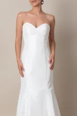Vestido largo de novia, corte sirena, color blanco, strapless y confeccionado en tafeta.