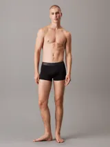 Pack de tres bóxers ajustados Calvin Klein de microfibra suave que absorbe la humedad, con cintura elástica con logo distintivo de la marca.