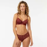 Sujetador balconette color borgoña de encaje floral con breteles regulables y detalle de joya fantasía en el centro.