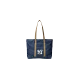 Cartera tipo shopper de denim azul, con asas y detalles en color tostado. Presenta un bolsillo frontal con el logo bordado de los New York Yankees en color blanco.