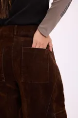 Pantalón cargo de tiro medio, confeccionado en terciopelo negro, con corte holgado y bolsillos laterales con solapa.