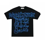 Remera negra de corte regular con estampado frontal de gran tamaño en serigrafía color azul, con diseño de caligrafía abstracta. Cuenta con cuello reforzado y grifa de la marca en la manga.