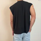 Musculosa de cuello redondo alto, confeccionada en tejido de micro panal de color negro.