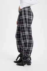 Pantalón de terciopelo azul con corte holgado y diseño tipo cargo. Presenta bolsillos laterales y una textura suave con acabado brillante.