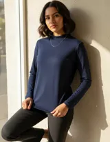 Polera de lanilla color azul marino, de corte ajustado, cuello alto y manga larga.