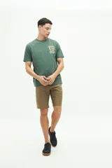 Remera color crema de manga corta con cuello redondo y estampado en el pecho.