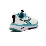 Championes deportivos Diadora modelo Moon, color blanco con detalles en turquesa y negro. Presentan una capellada de malla transpirable y una suela gruesa con capas en blanco, turquesa y negro.