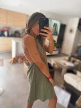 Vestido corto color marrón confeccionado en tusor, con breteles finos y corte holgado.