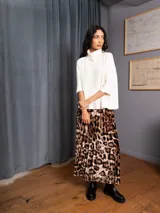 Poleron negro de tejido de punto con cuello alto doble y mangas 3/4 con puños acanalados.