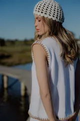 Gorro blanco de crochet con diseño calado.