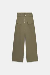 Pantalón de tiro alto con diseño paperbag, pernera ancha y cierre frontal con cremallera. Cuenta con bolsillos laterales de plastrón con solapa y cintura con trabillas.