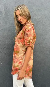 Sobrecamisa de algodón y viscosa con estampado floral y paisley en tonos camel, chocolate y coral, de manga larga con presilla para arremangar, cuello camisero y cierre frontal de botones.