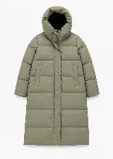 Campera puffer larga de corte recto y silueta envolvente, color verde militar. Cuenta con capucha integrada de cuello alto, cierre frontal oculto con tapeta y bolsillos laterales. Diseño acolchado con acabado limpio.